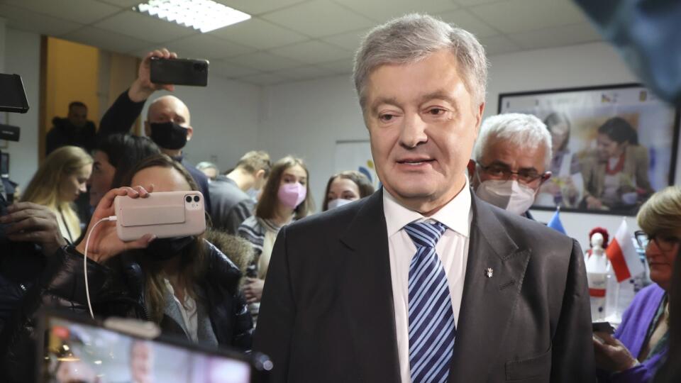 WA 58 Varšava - Bývalý ukrajinský prezident Petro Porošenko prechádza okolo novinárov vo Varšave v nedeľu 16. januára 2022. Porošenko vyhlásil, že sa vracia späť na Ukrajinu bojovať proti obvineniam z vlastizrady, ktoré považuje za politicky motivované. Exprezident je podľa vyšetrovateľov podozrivý, že v rokoch 2014 a 2015 počas výkonu funkcie prezidenta pomohol samozvanej Doneckej ľudovej republike a Luhanskej ľudovej republike pri predaji uhlia za 1,5 miliardy hrivien (48 mil. eur) Kyjevu. V p