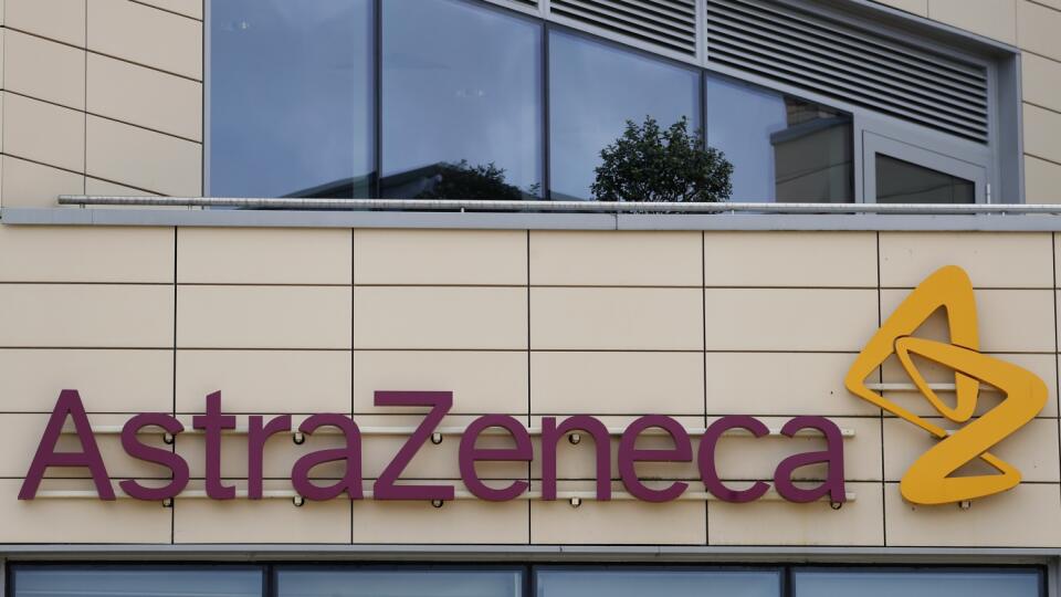 KK17 archív Cambridge - Na archívnej snímke z 18. júla 2020 logo britsko-švédskej farmaceutickej firmy AstraZeneca v britskom meste Cambridge. Ďalšia vakcína proti ochoreniu COVID-19 má podľa klinických testov relatívne vysokú účinnosť. Britský farmaceutický koncern AstraZeneca v pondelok 23. novembra 2020 uviedol, že vakcína, ktorú vyvíja spoločne s Oxfordskou univerzitou, má podľa predbežných výsledkov klinických testov priemernú účinnosť 70 %, pričom jej účinnosť môže v závislosti od spôsobu