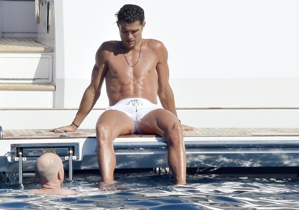 Ronaldo pri mori prišiel o svoj účes.