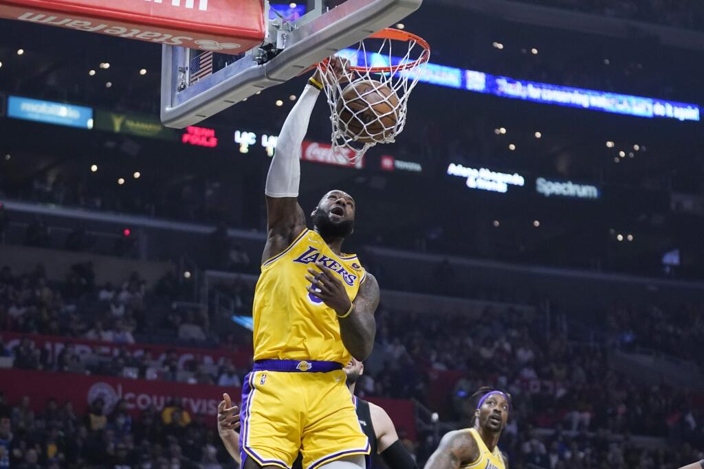 EBE 6 Los Angeles - Na snímke hráč Lakers LeBron James dáva kôš v zápase basketbalovej NBA Los Angeles Clippers - Los Angeles Lakers (132:111) v noci na 4. marca 2022. James zaznamenal 26 bodov. FOTO TASR/AP
Los Angeles Lakers forward LeBron James dunks against the Los Angeles Clippers during the first half of an NBA basketball game Thursday, March 3, 2022, in Los Angeles. (AP Photo/Marcio Jose Sanchez)