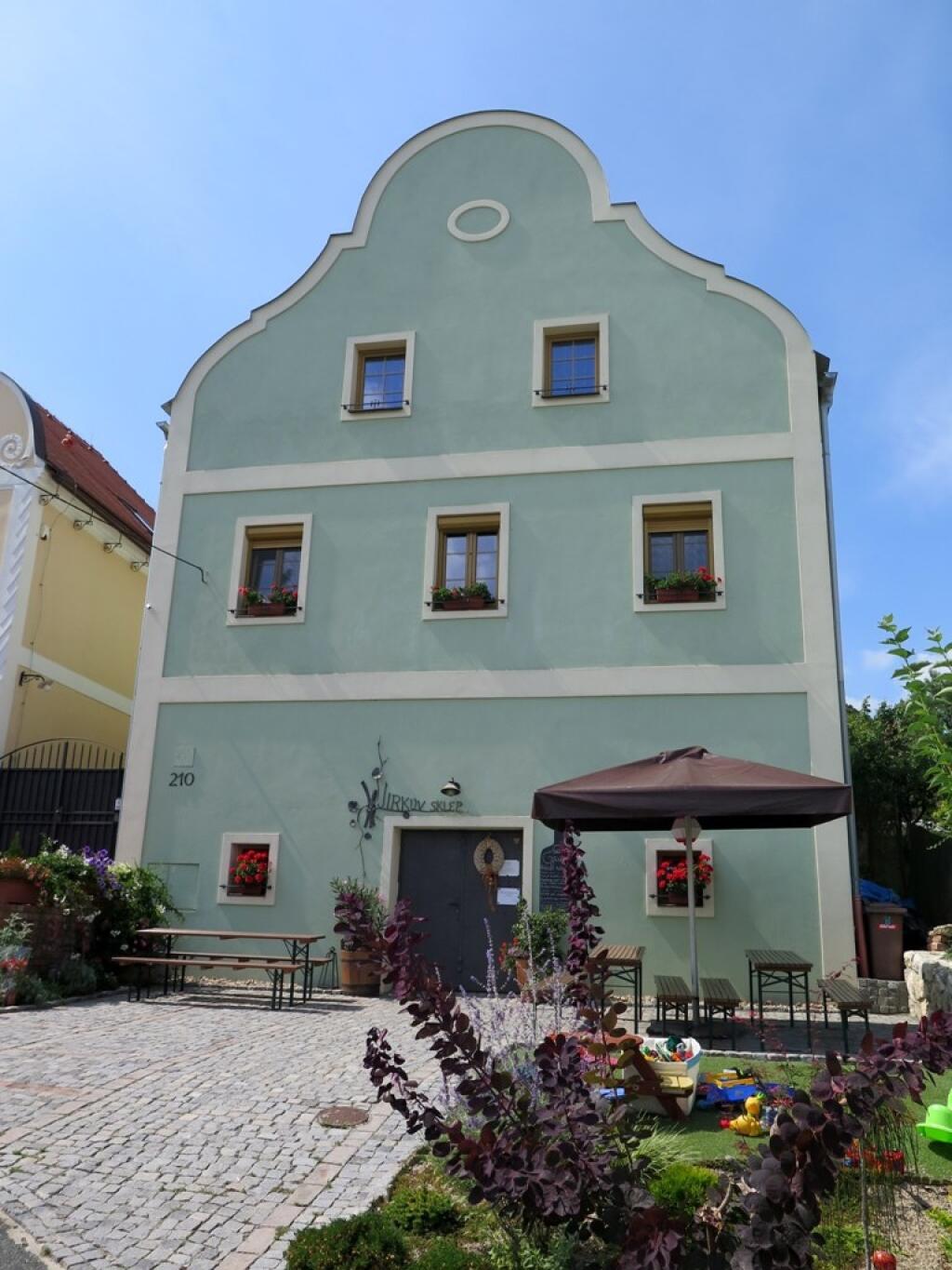 Určite vás nadchne centrum obce Pavlov, ktoré je plné malebných pivničiek.