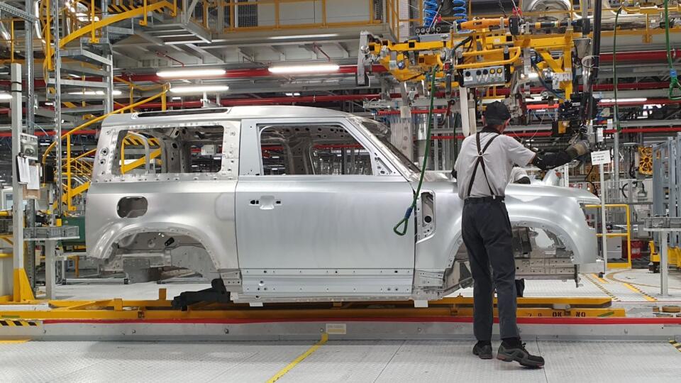 Zamestnanec obsluhuje montážnu linku modelu automobilu Land Rover Defender vo výrobnom závode Jaguar Land Rover v Nitre.