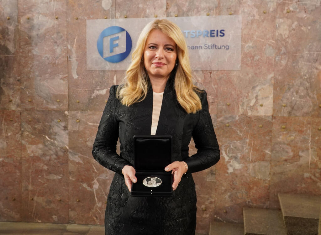 Na snímke slovenská prezidentka Zuzana Čaputová pózuje s Cenou slobody Nadácie Friedricha Naumanna (FNF), ktorú si prevzala vo Franfurte nad Mohanom v sobotu 5. novembra 2022. FOTO TASR - Kancelária prezidenta SR
