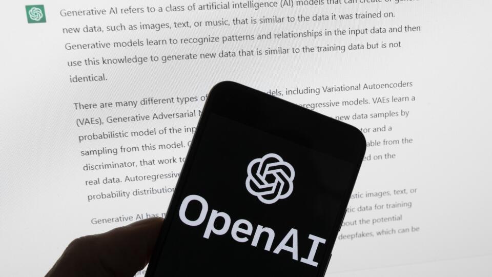 WA 35 archív Boston - Na archívnej snímke z 21. marca 2023 logo americkej organizácie OpenAI svieti na displeji mobilného telefónu pred obrazovkou počítača, ktorá zobrazuje výstup z chatbotu ChatGPT americkej spoločnosti OpenAI. Miliardár Elon Musk a skupina expertov v stredu 29. marca v otvorenom liste vyzvali na pozastavenie vývoja výkonných systémov umelej inteligencie, aby mohla byť preverená ich bezpečnosť. Ich žiadosť podnietilo vydanie novej verzie chatbotu ChatGPT zvanej GPT-4 z dielne a