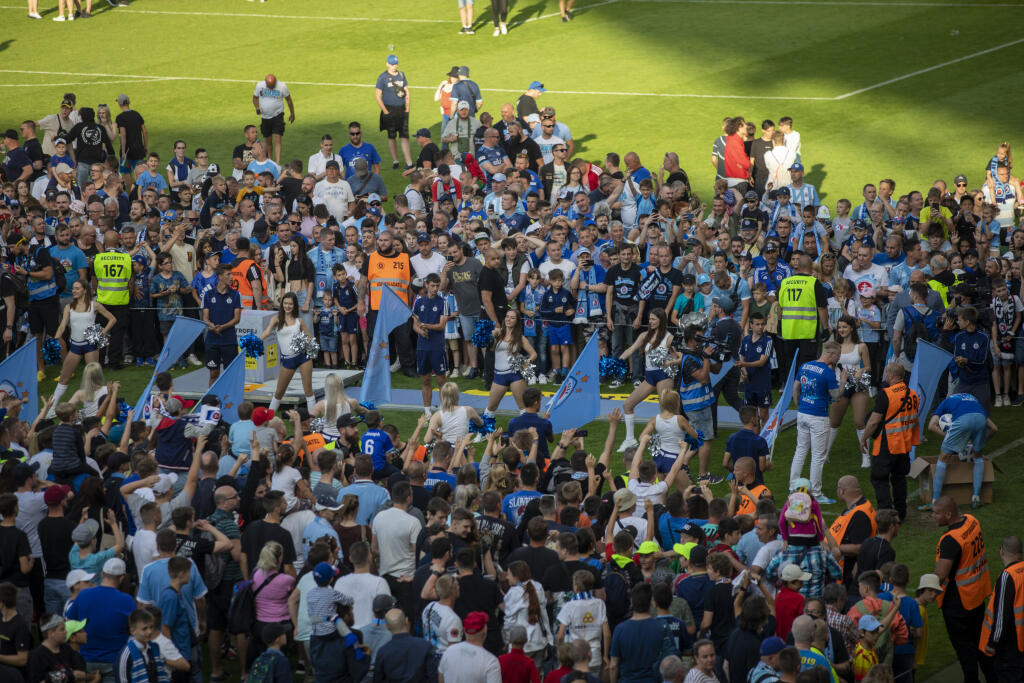 Na snímke futbalisti Slovana Bratislava , ktorý oslavujú zisk 4. titulu Fortuna ligy za sebou.