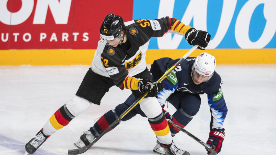 Na snímke zľava Moritz Seider (Nemecko) a Trevor Moore (USA) v zápase o 3. miesto USA - Nemecko na 84. majstrovstvách sveta v ľadovom hokeji v lotyšskej Rige v nedeľu 6. júna 2021. FOTO TASR - Jaroslav Novák