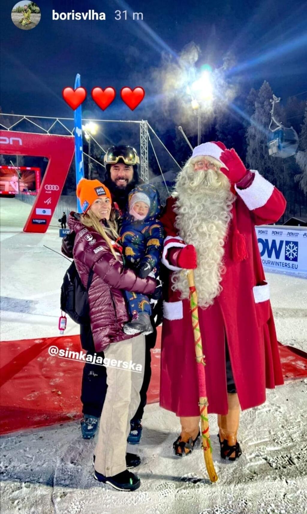 Malá Petina neterka Lujza si to v Levi neužila iba v kope snehu, ale aj s rodičmi a dokonca aj so Santa Clausom.