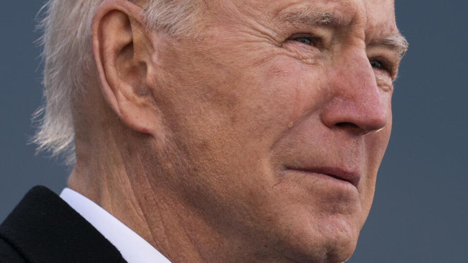 Novozvolený amrický prezident Joe Biden plače počas svojho prejavu 19. januára 2021 v americkom meste New Castle. Novozvolený prezident USA Joe Biden predniesol v utorok emotívny rozlúčkový prejav. Potláčal slzy, keď spomínal na zosnulého syna a ďakoval svojmu štátu Delaware, kde doteraz žil. Biden potom odcestoval do hlavného mesta Washington, kde bude v stredu inaugurovaný ako 46. prezident USA, informovala tlačová agentúra DPA. FOTO TASR/AP