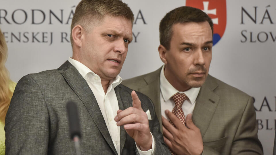 Na snímke zľava predseda strany SMER - SD Robert Fico a člen Výboru Národnej rady SR pre sociálne veci Erik Tomáš