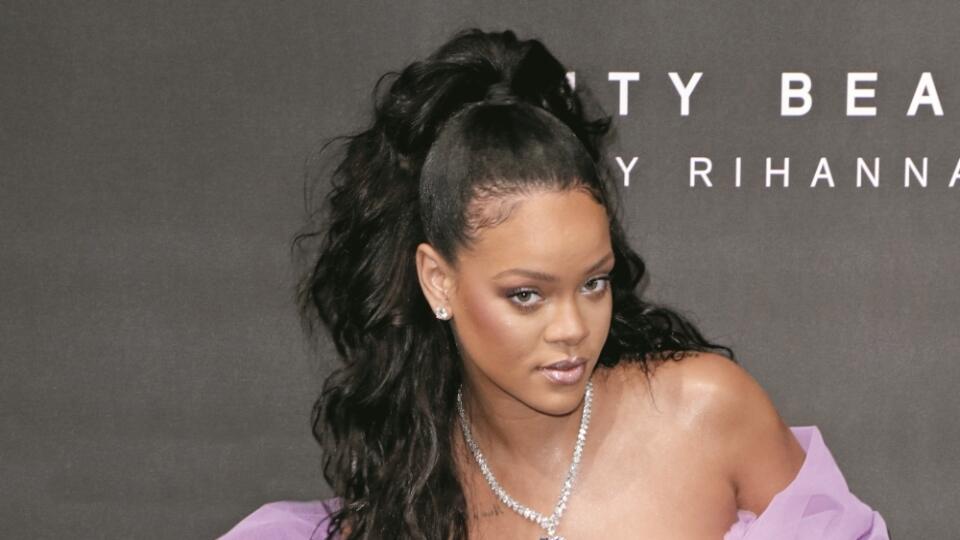 Ako fialový obláčik
nad Karibikom
vyzerala speváčka
a módna návrhárka
Rihanna (29) na
londýnskej párty.