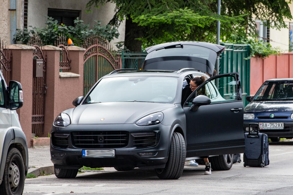 Dušan Kuciak prišiel na zraz s manželkou na luxusnom aute, nechýbala ani pusa na rozlúčku.