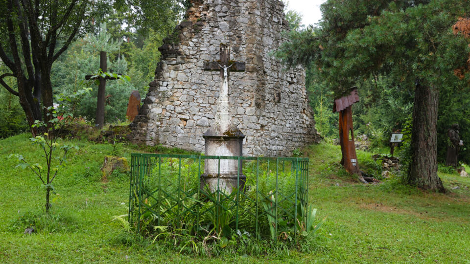 Pri jesenných túrach v Slovenskom raji málokto obíde Symbolický cintorín, ktorý sa nachádza v srdci národného parku.