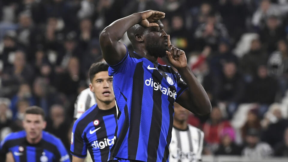 WA 17 Turín - Futbalista Interu Miláno Romelu Lukaku sa teší pk strelení gólu v prvom stretnutí semifinále Talianskeho pohára Juventus Turín - Inter Miláno v Turíne v utorok 4. apríla 2023. FOTO TASR/AP
Inter Milan's Romelu Lukaku (90) gestures after scoring a goal in a Italian cup semi final first leg soccer match between Juventus and Inter Milan, at the Allianz Stadium, in Turin, Italy, Tuesday, April 4, 2023. (Fabio Ferrari/LaPresse via AP)