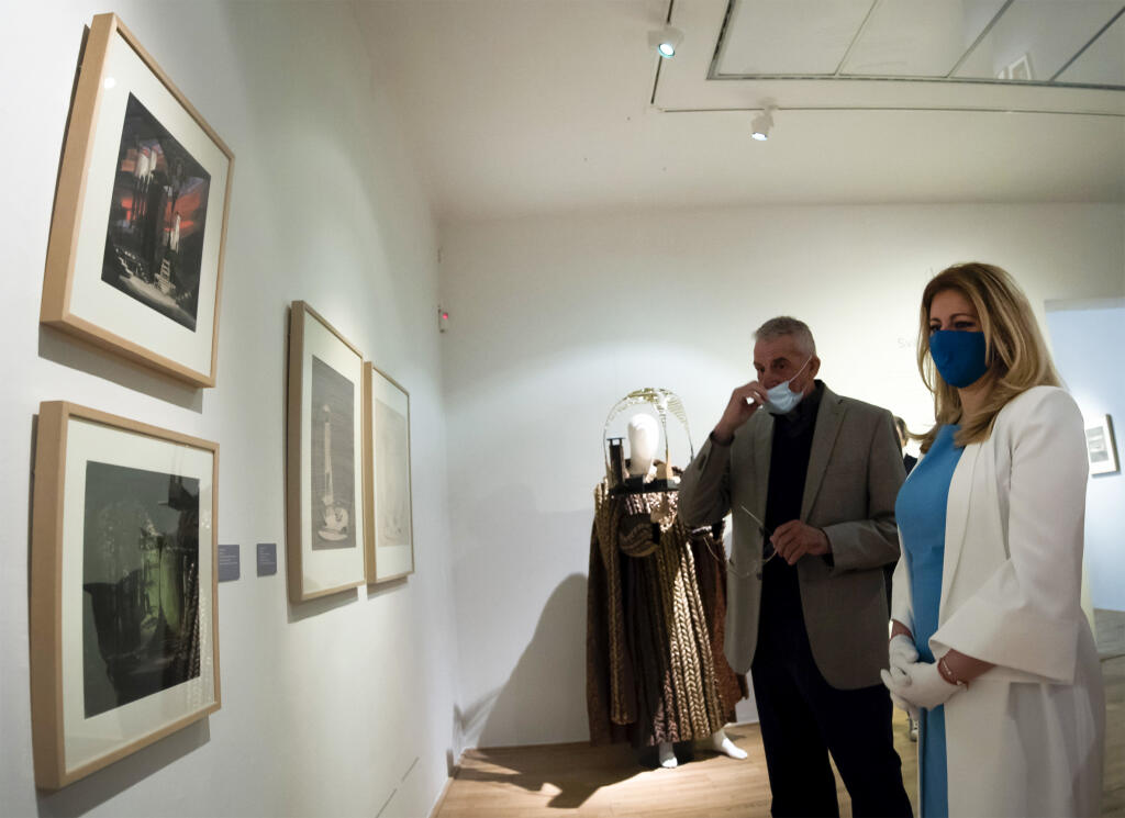 Na snímke sprava prezidentka SR Zuzana Čaputová a významný slovenský herec, režsér a člen Činohry SND Martin Huba počas navštevy Slovenskej národnej galérie (SNG) v Bratislave vo štvrtok 21. mája 2020. Prezidentka si prezrela v SNG výstavy