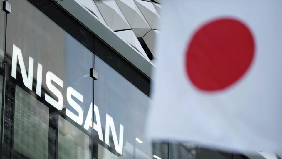 WA 37 archív Tokio - Na archívnej snímke z 10. mája 2019 je logo japonskej automobilky Nissan a japonská vlajka v Tokiu. Automobilka Nissan Motor podala civilnú žalobu na okresnom súde v Jokohame na svojho bývalého šéfa Carlosa Ghosna, ktorý utiekol do Libanonu. Požaduje od neho náhradu škody vo výške 10 miliárd JPY (83,5 milióna eur). FOTO TASR/AP