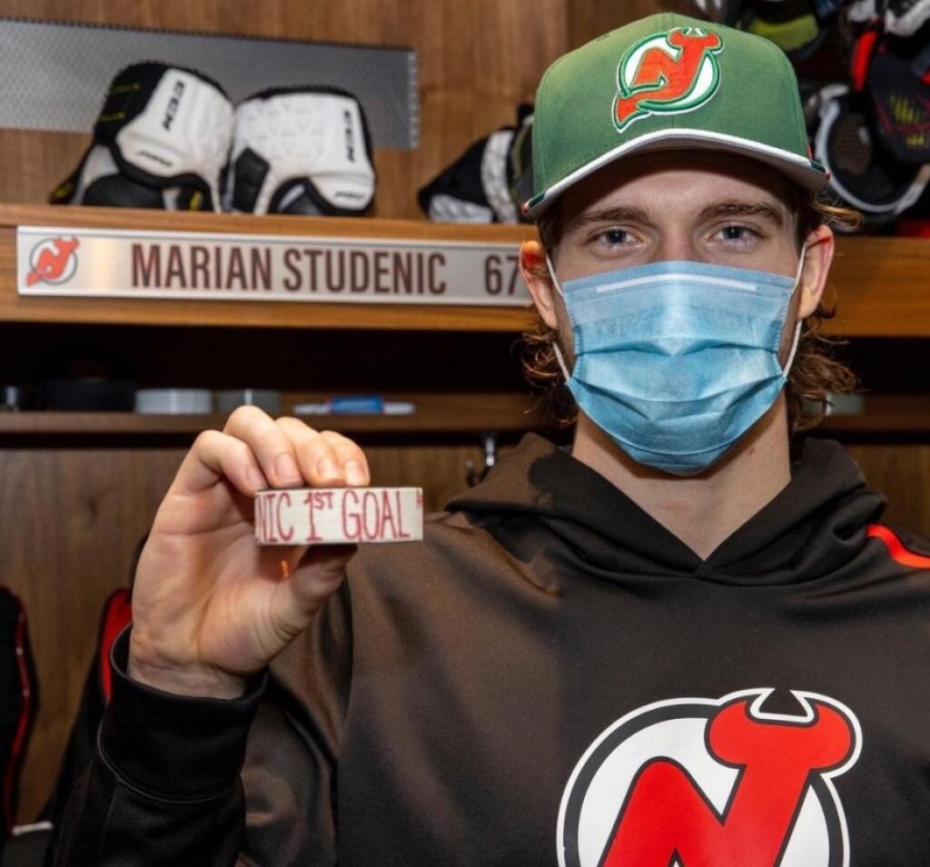 Marián Studenič s pukom za prvý gól v NHL.