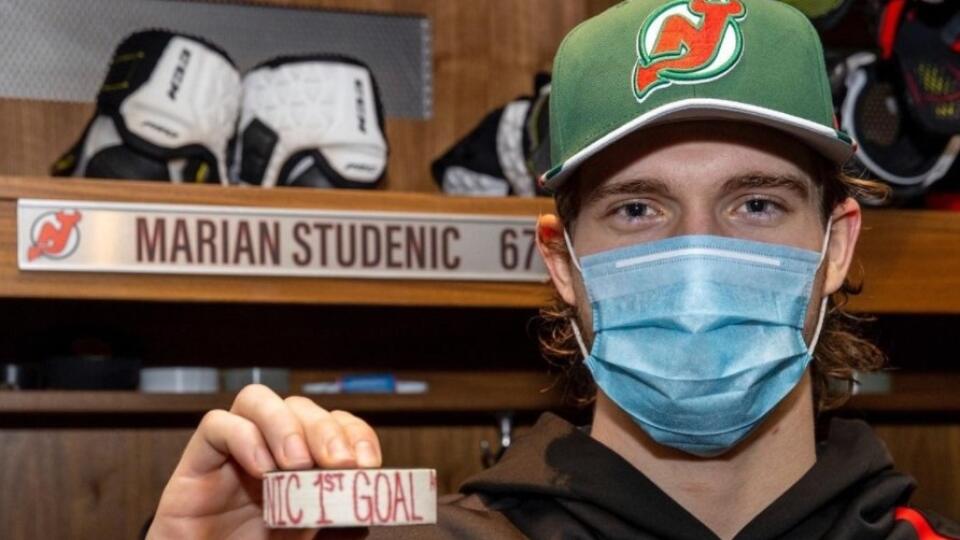 Marián Studenič s pukom za prvý gól v NHL.