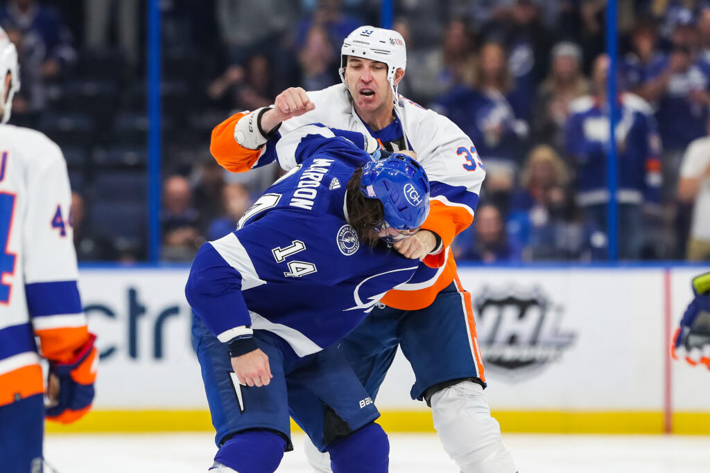 Najstarším súperom Cháru v tejto sezóne bol 33-ročný Pat Maroon. Trojnásobný víťaz Stanley Cupu skončil po súboji s naším obrom na ľade.