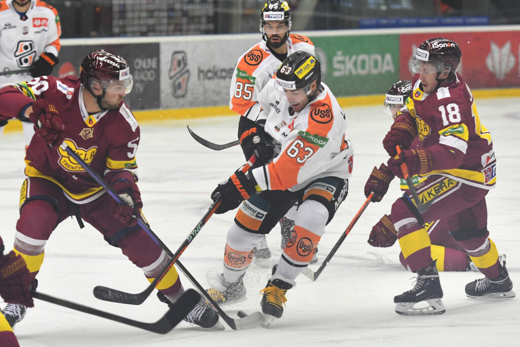 Na snímke uprostred Patrik Lamper, za ním Marek Slovák (obaja HC Košice) vľavo Petr Ulrych, vpravo Richard Jakubec (obaja HK Dukla Trenčín) v 6. kole hokejovej Tipos extraligy HC Košice - HK Dukla Trenčín 2. októbra 2022 v Košiciach. FOTO TASR – Milan Kapusta