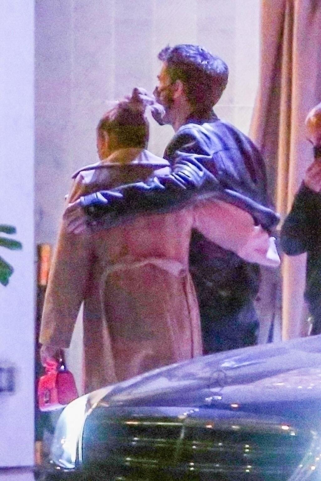 Jennifer a Ben boli v pondelok večer videní v romantickom objatí počas večere v západnom Hollywoode v Kalifornii.