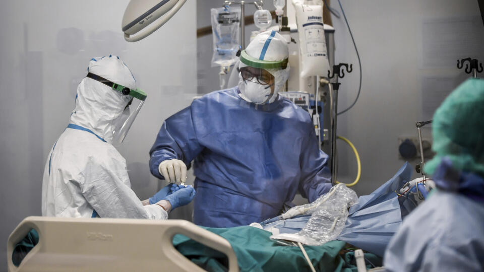 Lekári ošetrujú pacienta s ochorením Covid-19, ktorý je hospitalizovaný v nemocnici San Matteo v talianskom meste Pavia. - ilustračná fotografia
