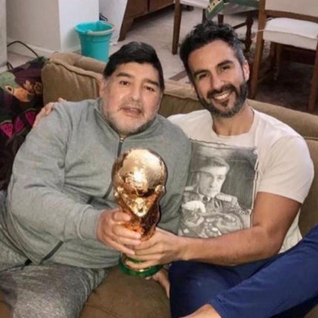 Zábery z jeho súkromia zverejnila argentínska Kronika TV ako reakciu na šokujúce slová Maradonovho lekára Leopolda Luqueho smerom ku psychiatričke Augustine Cosachovej, ktoré unikli na internet. „Som na diaľnici, vyzerá to tak, že je mŕtvy. Určite je. Musíte postupovať tak, ako vždy. Vyzerá to, že prekonal infarkt a umrie v s*ačkách, tučko jeden. Nemám tušenia, čo sa stalo, som na ceste,“ znie preklad šokujúcich slov Maradonovho lekára pred smrťou.