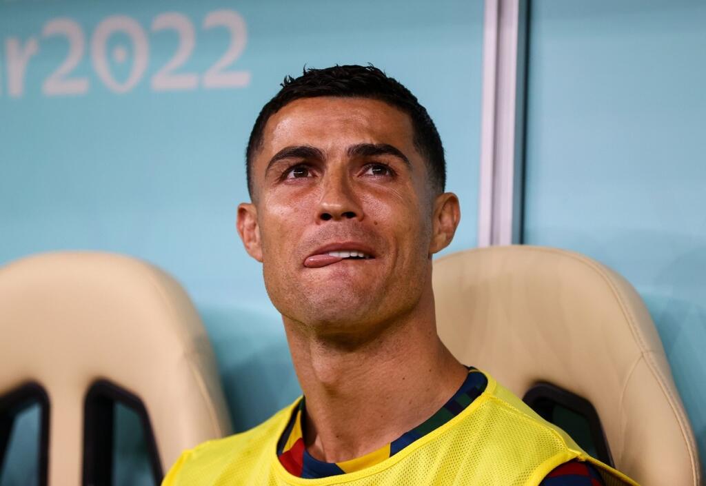 Zdalo sa, že trénerov krok Ronalda poznačil a dokonca až ponížil. V kútiku očí sa mu trblietali slzy.