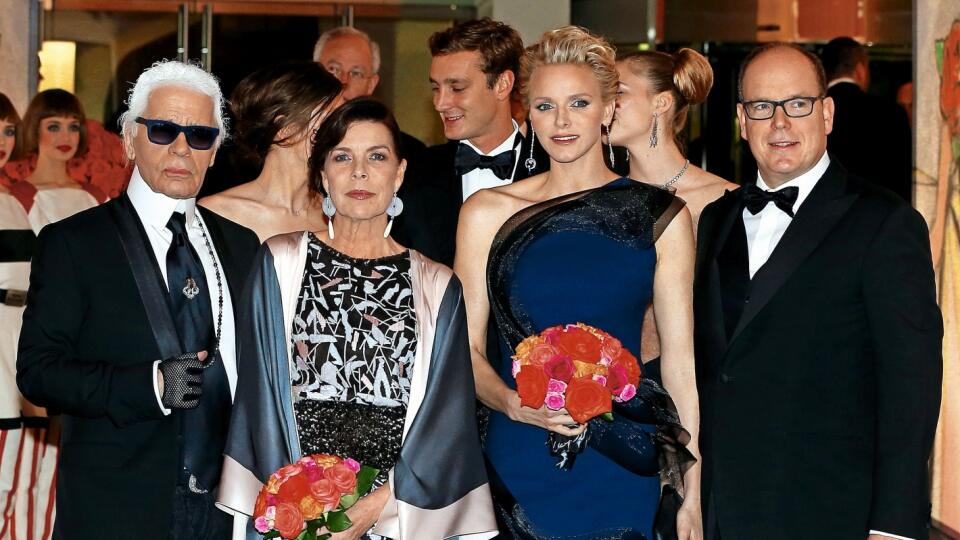 HLAVNÍ PROTAGONISTI Knieža Albert II., kňažná Charlene, princezná Caroline a legendárny návrhár Karl Lagerfeld  v roku 2014, sprava doľava.