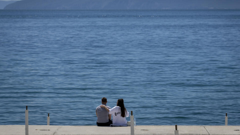 WA 40 Opatija - Pár sedí na jadranskom pobreží v obľúbenom chorvátskom letovisku Opatija na Istrii v sobotu 15. mája 2021. Chorvátsko uvoľnilo koronavírusové reštrikcie a otvorilo sa zahraničným turistom. FOTO TASR/AP
A couple sits at the seafront in Opatija, Croatia, Saturday, May 15, 2021. Croatia has opened its stunning Adriatic coastline for foreign tourists after a year of depressing coronavirus lockdowns and restrictions. (AP Photo/Darko Bandic)