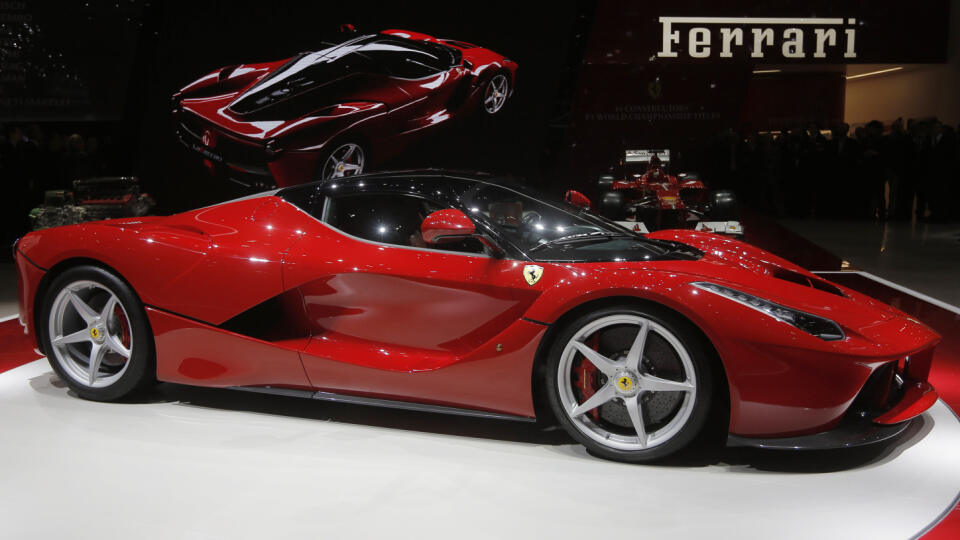 PK 33 archív Ženeva - Na archívnej snímke z 5. marca 2022 nový model automobilky Ferrari nazvaný LaFerrari bol predstavený počas prvého mediálneho dňa 83. ročníka Medzinárodného autosalónu v Ženeve. Taliansky výrobca luxusných športových áut vo štvrtok 16. júna 2022 ohlásil plán elektrifikácie svojho portfólia. Od roku 2030 by mali tvoriť 40% portfólia elektromobily a 40% hybridné modely. FOTO TASR/AP
FILE - The new Ferrari, named LaFerrari, is presented during the first media day of the 83rd G