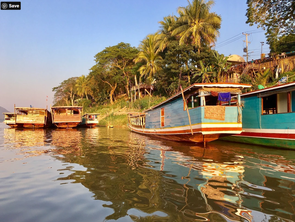 Luang Prabang leží na rieke Mekong. Plavba loďou je zážitkom, ktorý si v meste nenechajte ujsť.