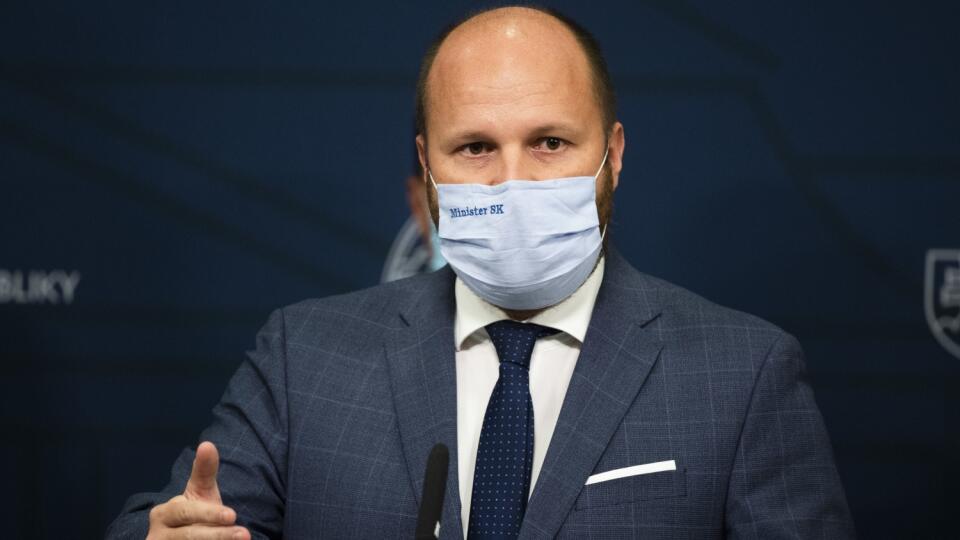 Na snímke minister obrany SR Jaroslav Naď (OĽaNO) počas tlačovej konferencie po rokovaní 44. schôdze vlády SR k celoplošnému testovaniu na nový koronavírus v Bratislave 18. októbra 2020. FOTO TASR - Jaroslav Novák