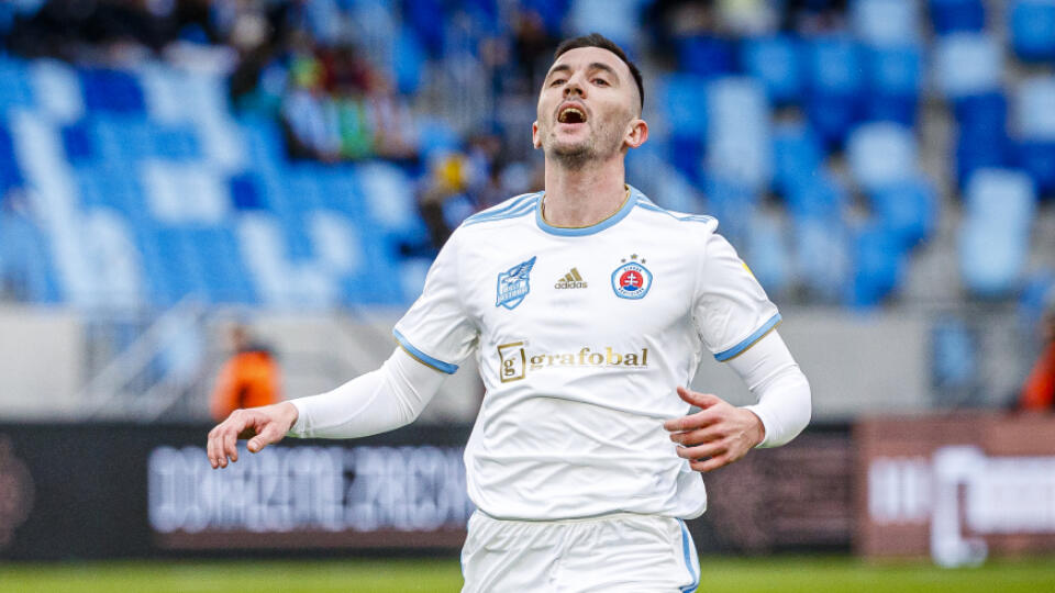 Na snímke Alen Ožbolt počas zápasu 22. kola Fortuna ligy 2019/2020 medzi ŠK Slovan Bratislava a MFK Ružomberok.