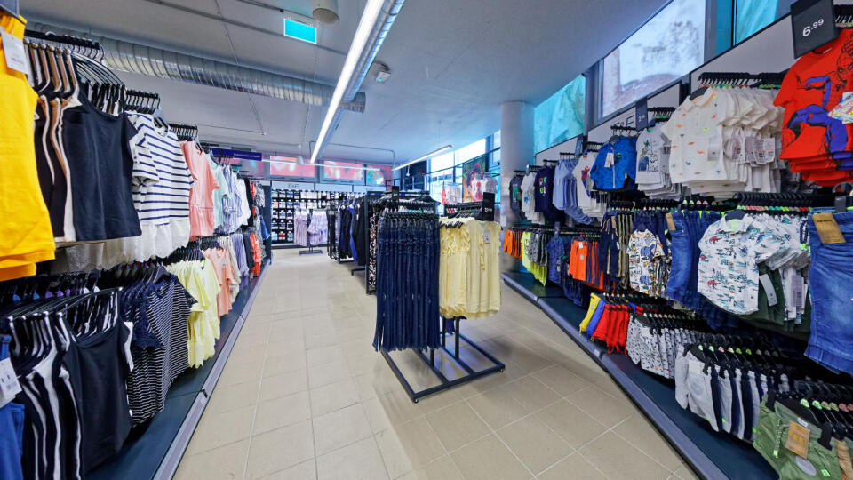 Sekcia oblečenia v novootvorenej predajni Tesco v Petržalke.