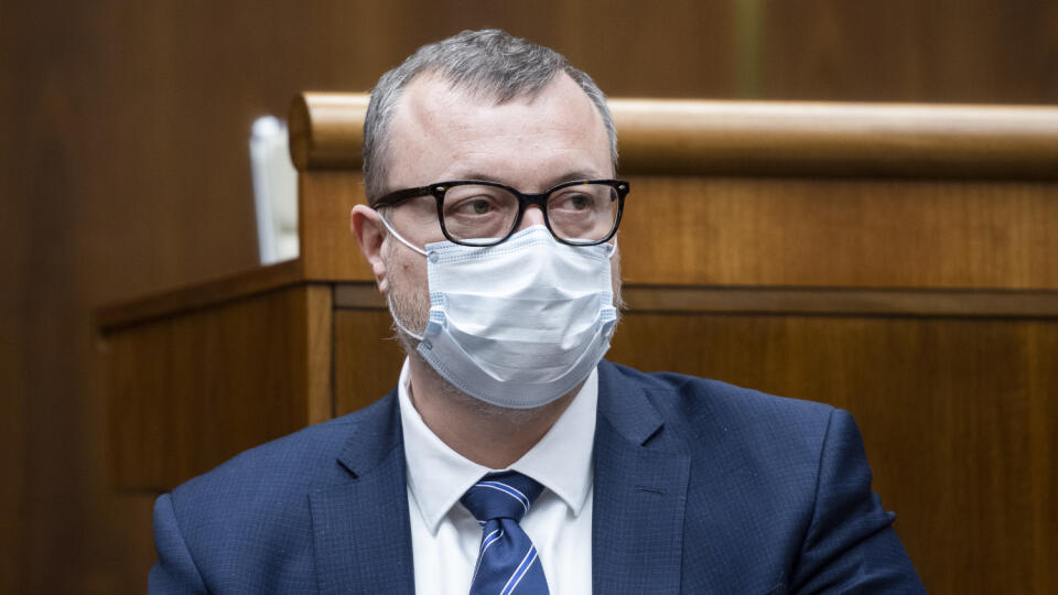 Na snímke minister práce, sociálnych vecí a rodiny SR Milan Krajniak (Sme rodina) počas 6. schôdze NR SR v Bratislave 20. apríla 2020. FOTO TASR - Jaroslav Novák