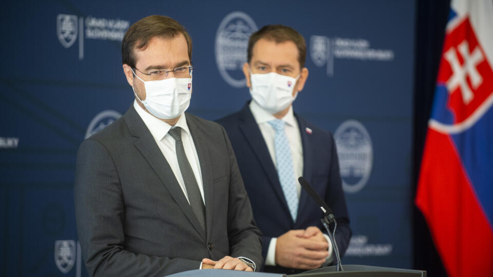 Na snímke sprava predseda vlády SR Igor Matovič a minister zdravotníctva SR Marek Krajčí počas tlačovej konferencie. FOTO TASR – Jakub Kotian