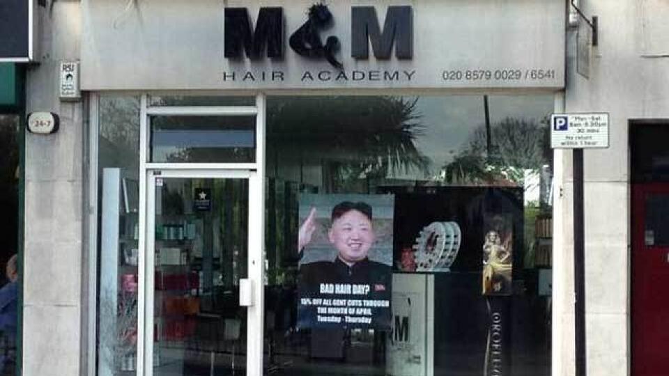 Kim na plagáte kaderníctva: Brit si robí reklamu na vodcov účet.