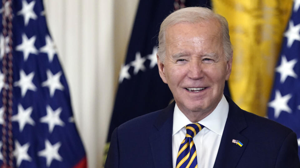 WA 28 Washington - Americký prezident Joe Biden sa usmieva počas recepcie v Bielom dome vo Washingtone v utorok 6. februára 2024. Biden v stredu počas svojej predvolebnej kampane dvakrát spomenul zosnulého nemeckého kancelára Helmuta Kohla namiesto bývalej kancelárky Angely Merkelovej. FOTO TASR/AP
President Joe Biden speaks during a Black History Month reception in the East Room of the White House in Washington, Tuesday, Feb. 6, 2024. (AP Photo/Andrew Harnik)