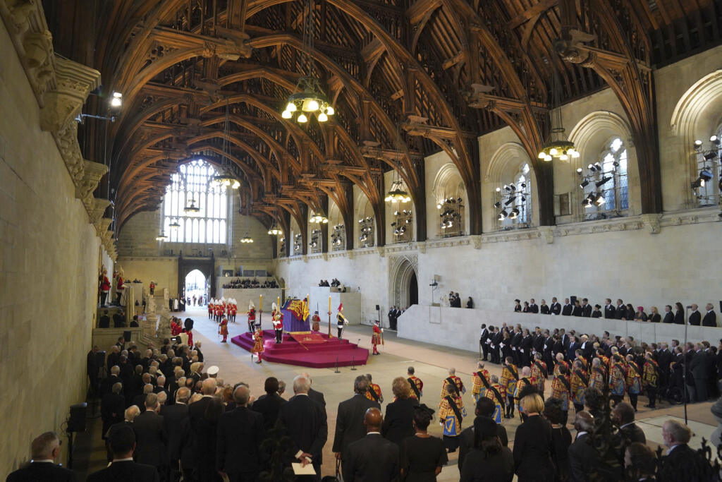 Rakva s telesnými pozostatkami zosnulej britskej kráľovnej Alžbety II. na katafalku je umiestnená vo Westminster Hall, najstaršej časti Westminsterského paláca v Londýne 14. septembra 2022. Alžbetina rakva bude od stredy na štyri dni vystavená so štátnymi poctami vo Westminster Hall, najstaršej časti Westminsterského paláca. Pohreb sa uskutoční 19. septembra.