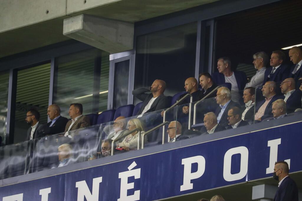 Vo VIP priestoroch štadióna Tehelné pole si užili víťazstvo „Sokolov“ 2:0 minister obrany Jaroslav Naď, minister hospodárstva Richard Sulík či poslanec Oľano Gábor Grendel.