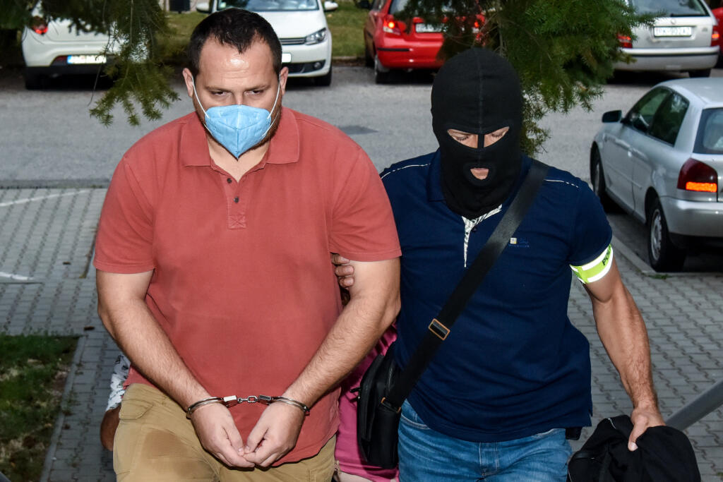 Sudca pre prípravné konanie Okresného súdu (OS) Bratislava III bude v stredu podvečer rozhodovať o návrhu prokurátora Krajskej prokuratúry (KP) v Bratislave stíhať osoby zadržané v rámci akcie Úradu inšpekčnej služby (ÚIS). Na snímke zadržaný Pavol Ď. prichádza v sprievode polície na Okresný súd (OS) Bratislava III, 15. septembra 2021 v Bratislave. FOTO TASR - Pavol Zachar
