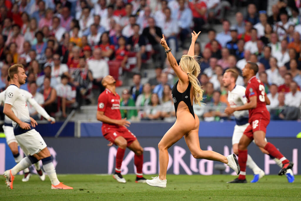 Finále Ligy majstrov medzi Tottenhamom Hotspur a FC Liverpool veľa futbalového vzruchu neprinieslo. Fanúšikov zaujala predovšetkým narušiteľka zápasu, ktorá mala na ihrisku menšiu nehodu s plavkami a futbalovým hviezdam ukázala aj to, čo nechcela.