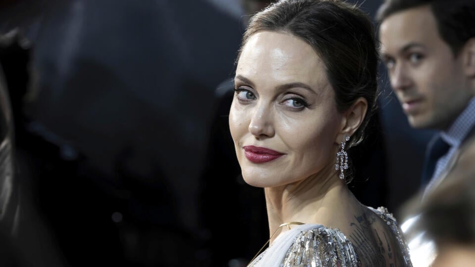 Na snímke americká herečka Angelina Jolieová prichádza na európsku premiéru filmu Vládkyňa zla 2 (Maleficent Mistress of Evil) v Londýne 9. októbra 2019. FOTO TASR/AP