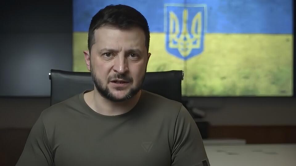 WA 8 Kyjev - Ukrajinský prezident Volodymyr Zelenskyj sa prihovára k občanom počas svojho pravidelného videoposolstva z Kyjeva počas 51. dňa ruskej invázie na Ukrajinu v piatok 15. apríla 2022. FOTO TASR/AP
In this image from video provided by the Ukrainian Presidential Press Office, Ukrainian President Volodymyr Zelenskyy speaks from Kyiv, Ukraine, Friday, April 15, 2022. (Ukrainian Presidential Press Office via AP)
