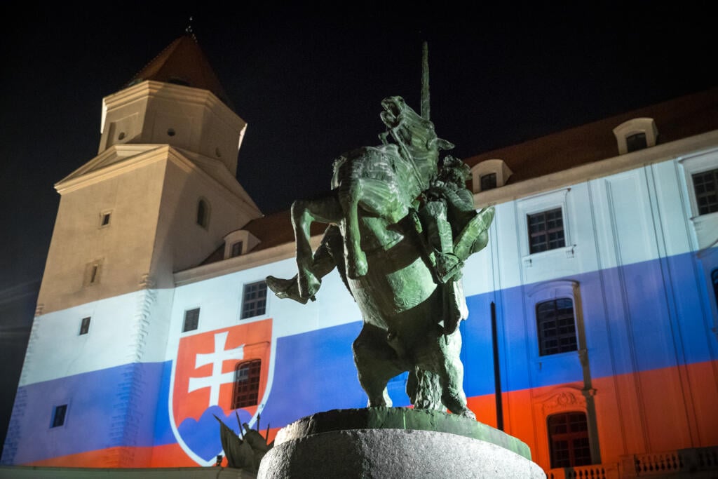 Oslavy 31. výročia nežnej revolúcie na Slovensku sa v hlavnom meste Bratislava zmenili na protest voči vláde SR na čele s premiérom Igorom Matovičom, ktorý v krajine zaviedol nepopulárne bezpečnostné opatrenia v snahe zamedziť šíreniu koronavírusu Covid - 19.