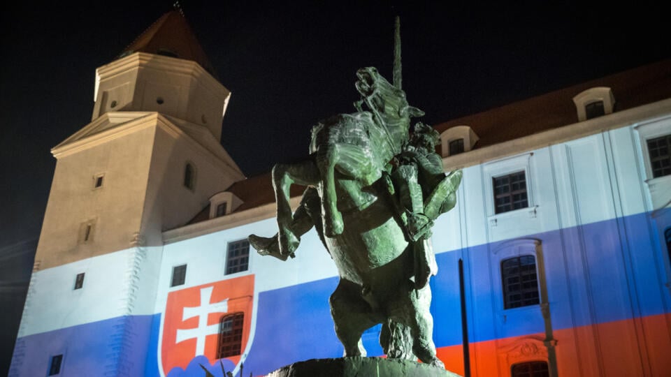 Oslavy 31. výročia nežnej revolúcie na Slovensku sa v hlavnom meste Bratislava zmenili na protest voči vláde SR na čele s premiérom Igorom Matovičom, ktorý v krajine zaviedol nepopulárne bezpečnostné opatrenia v snahe zamedziť šíreniu koronavírusu Covid - 19.