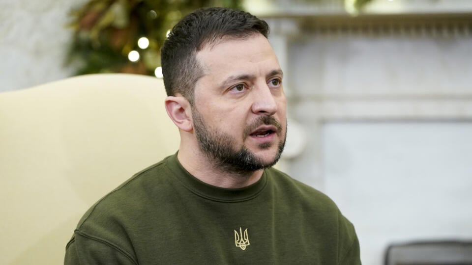 JB 45 Washington - Ukrajinský prezident Volodymyr Zelenskyj sa rozpráva s americkým prezidentom Joeom Bidenom (nie je na snímke) počas ich stretnutia v Oválnej pracovni Bieleho domu vo Washingtone 21. decembra 2022. Ide o prvú zahraničnú cestu Zelenského od začiatku ruskej invázie na Ukrajinu. FOTO TASR/AP
Ukrainian President Volodymyr Zelenskyy speaks as he meets with President Joe Biden in the Oval Office of the White House, Wednesday, Dec. 21, 2022, in Washington. (AP Photo/Patrick Semansky)