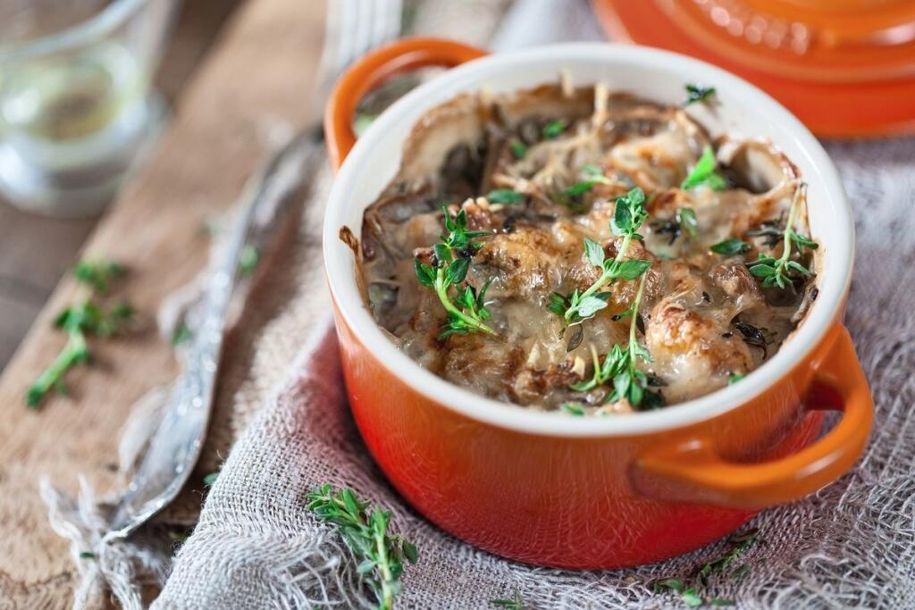 Hubový gratin z malých hnedých šampiónov, cukiny a paradajok.