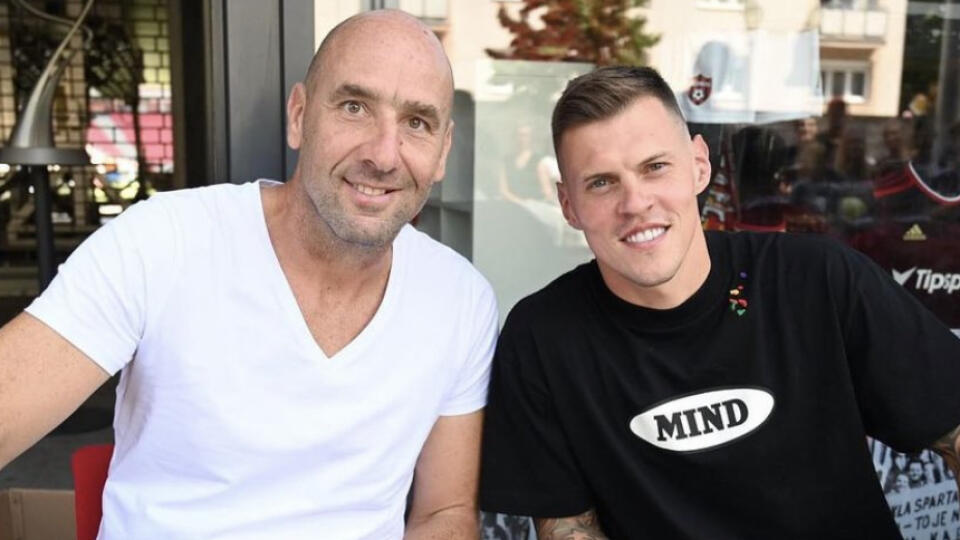 Škrtel spoločne s Kollerom zavítali v utorok popoludní pred trnavský futbalový štadión, kde absolvovali autogramiádu s fanúšikmi.