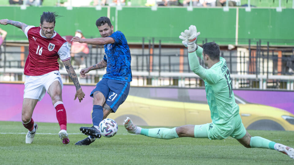 Na snímke uprostred Michal Duriš (Slovensko), Christopher Trimmel a vpravo Daniel Bachmann (Rakúsko) počas prípravného zápasu pred EURO 2020 vo futbale Rakúsko - Slovensko 6. júna 2021 vo Viedni. FOTO TASR - Martin Baumann